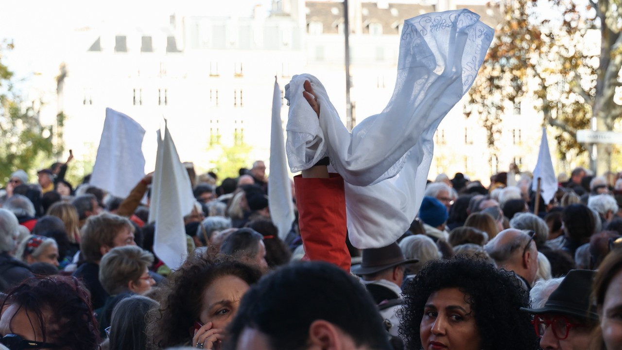 Paris’te “Gazze’de ateşkes” için sessiz yürüyüş