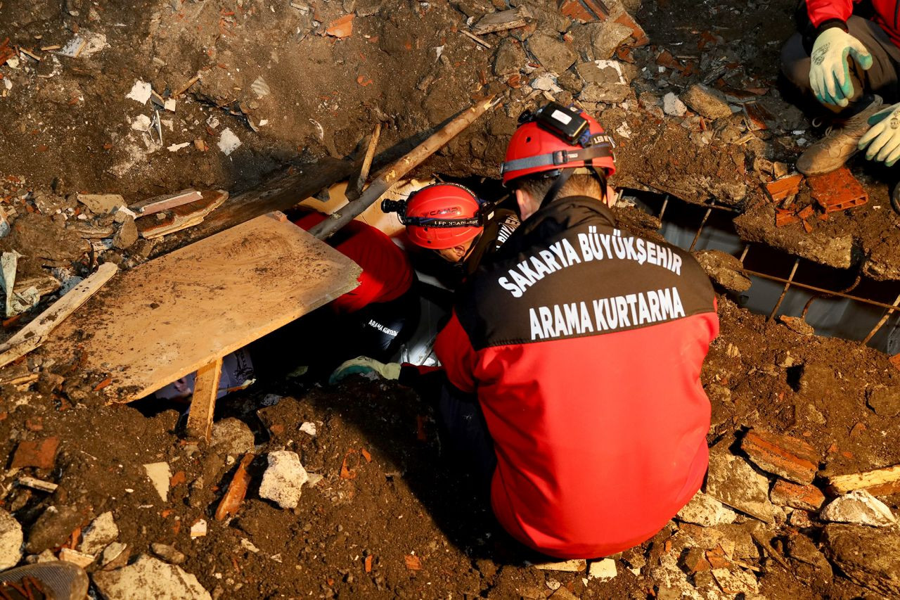 Arama Kurtarma Ekibi Şehrin Kalbindeki O Enkaza Girdi - Sayfa 1