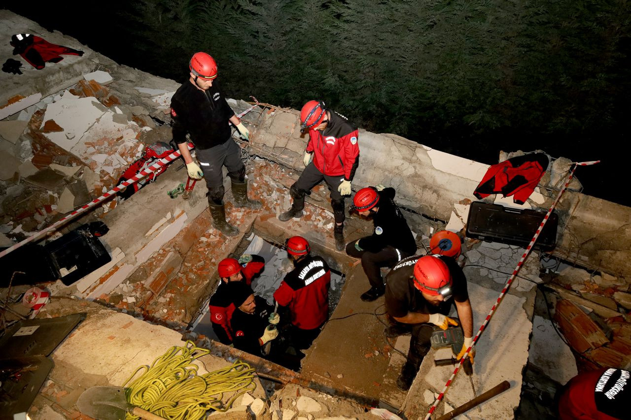 Arama Kurtarma Ekibi Şehrin Kalbindeki O Enkaza Girdi - Sayfa 10