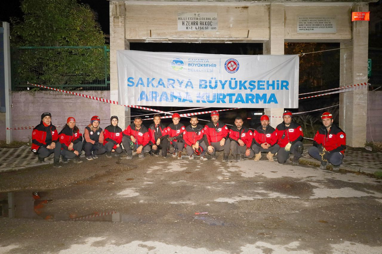 Arama Kurtarma Ekibi Şehrin Kalbindeki O Enkaza Girdi - Sayfa 11