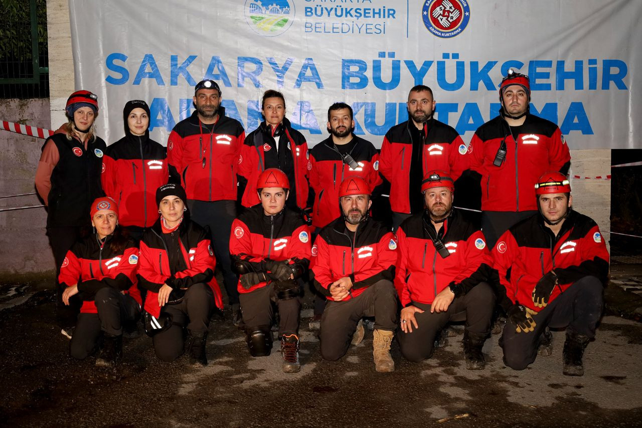 Arama Kurtarma Ekibi Şehrin Kalbindeki O Enkaza Girdi - Sayfa 12