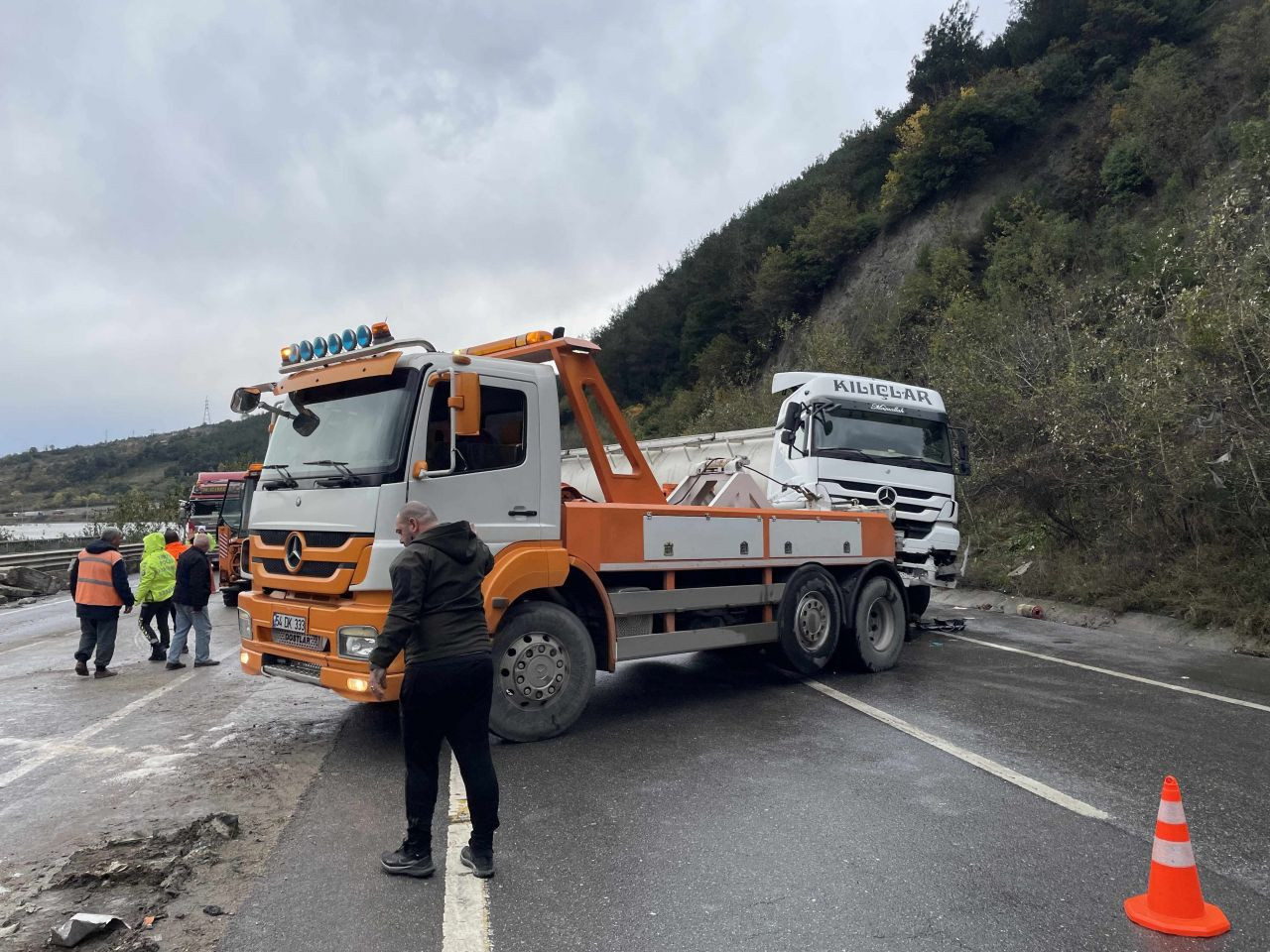 Kontrolden çıkan tır makasladı, D-650 kara yolu trafiğe kapandı - Sayfa 6