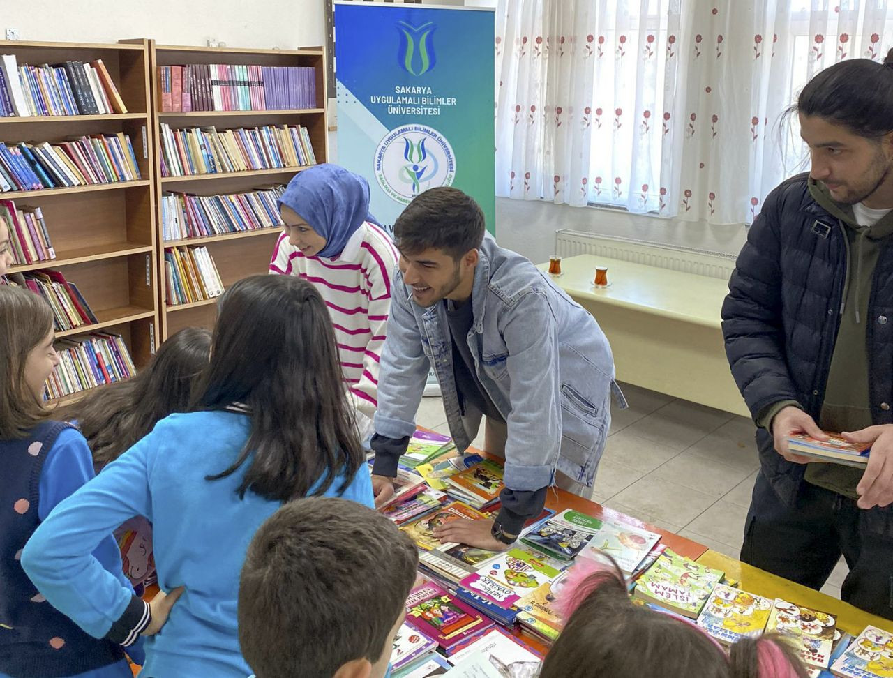 İlkokul öğrencilerine kitap hediye ettiler - Sayfa 2