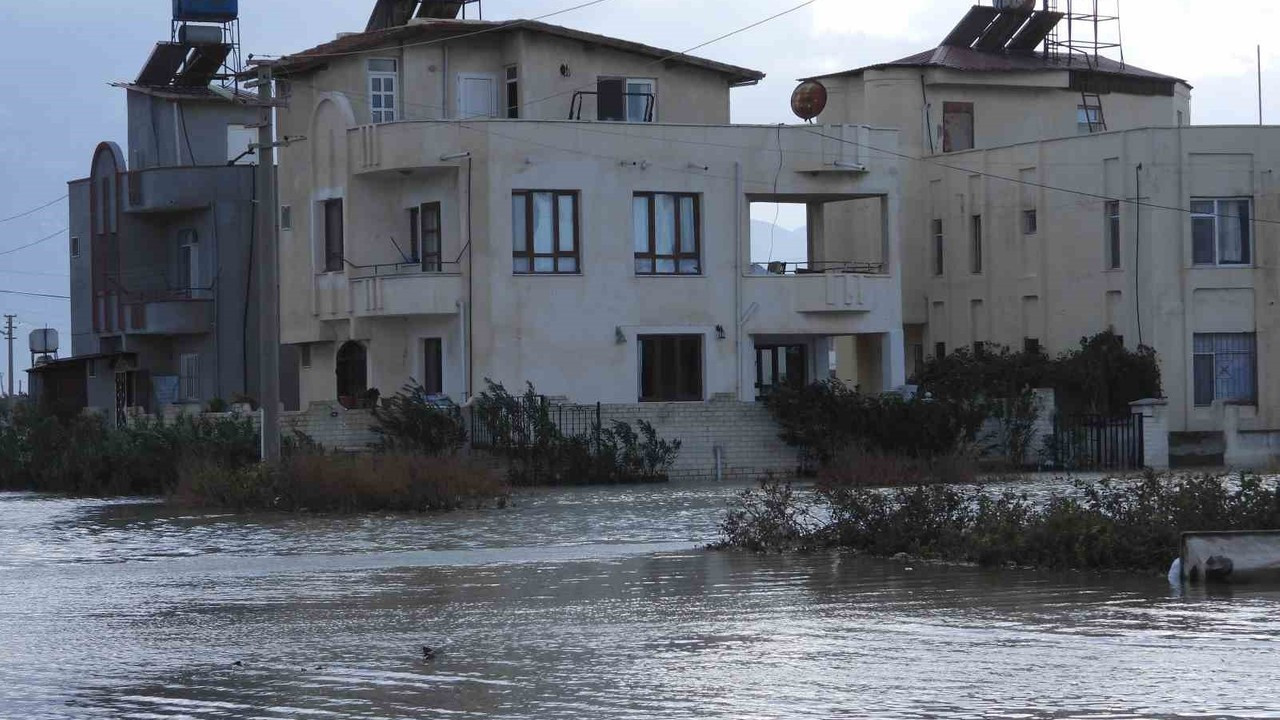 Hatay’da bazı evler su altında kaldı