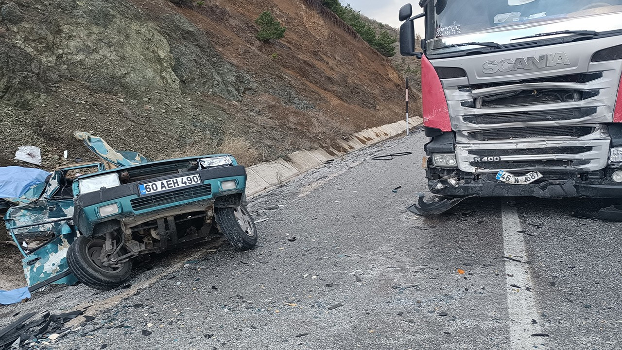 Tokat'ta tır ile otomobil çarpıştı: 2 ölü, 1 yaralı