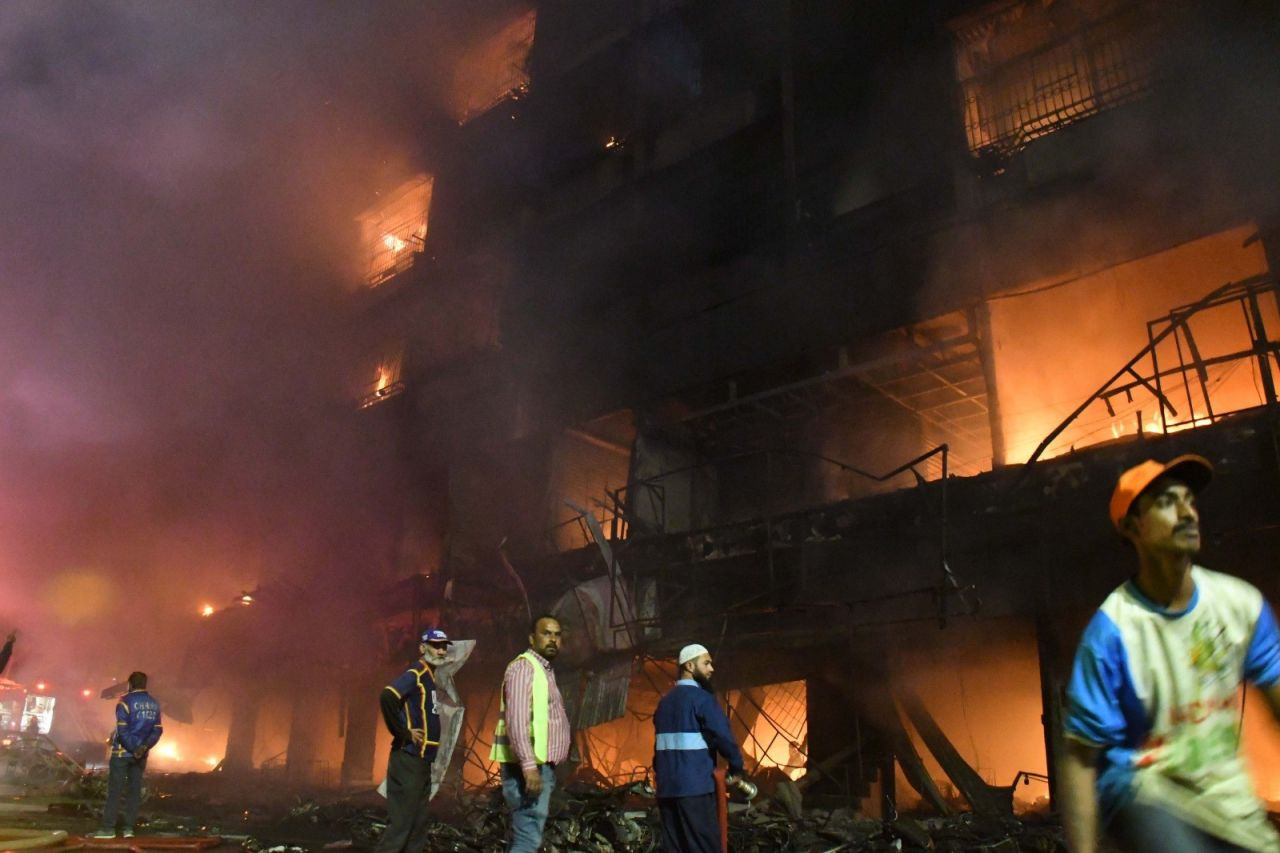 Pakistan’da mobilya çarşısında yangın: 5 ölü - Sayfa 2