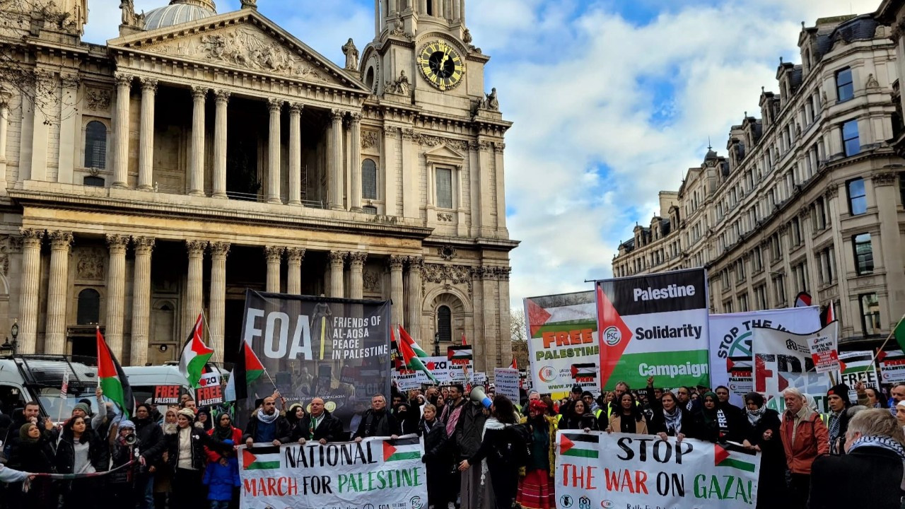 Londra’da on binlerce kişiden Filistin’e destek protestosu