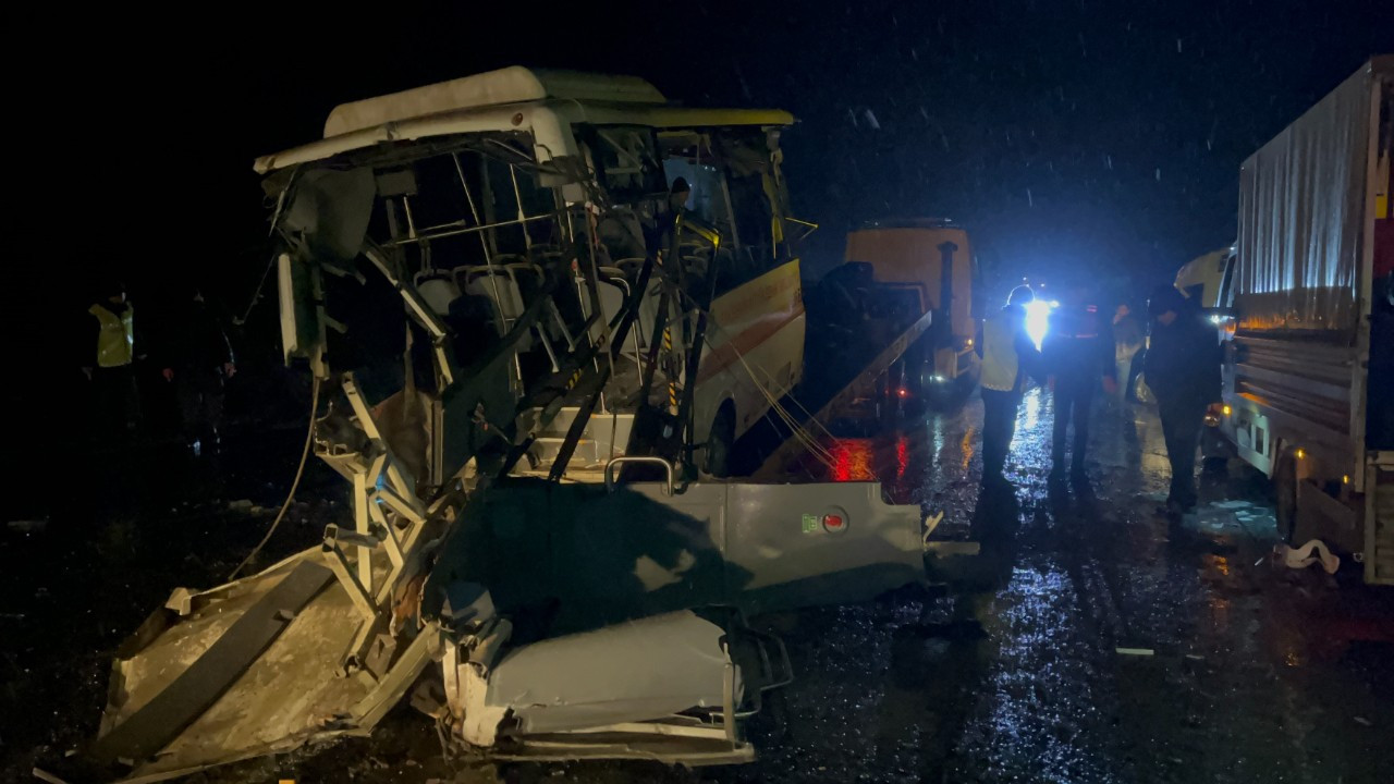2 belediye otobüsü ile 1 karavan çarpıştı: 14 kişi yaralandı