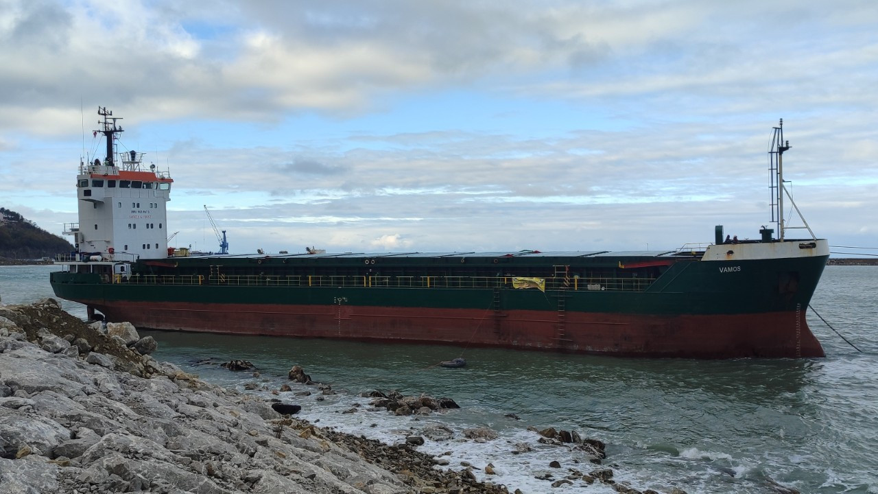 Kastamonu'da karaya oturan geminin çekilmesi için çalışma başlatıldı