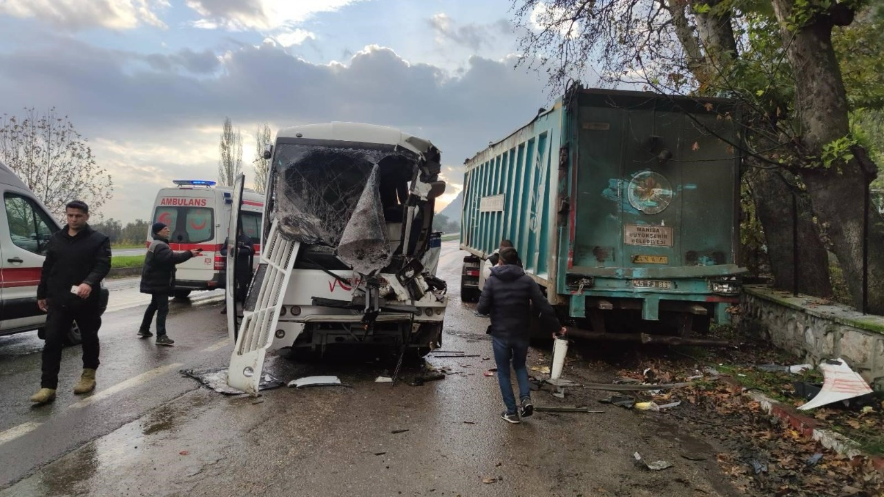 Manisa'da feci kaza: 5'i ağır 17 yaralı