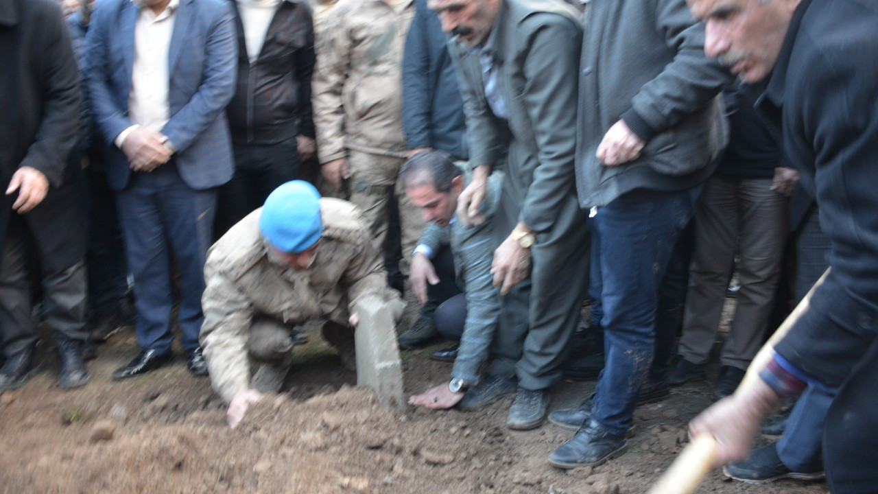 Albay, vefat eden korucubaşının mezarına kendi elleriyle toprak attı