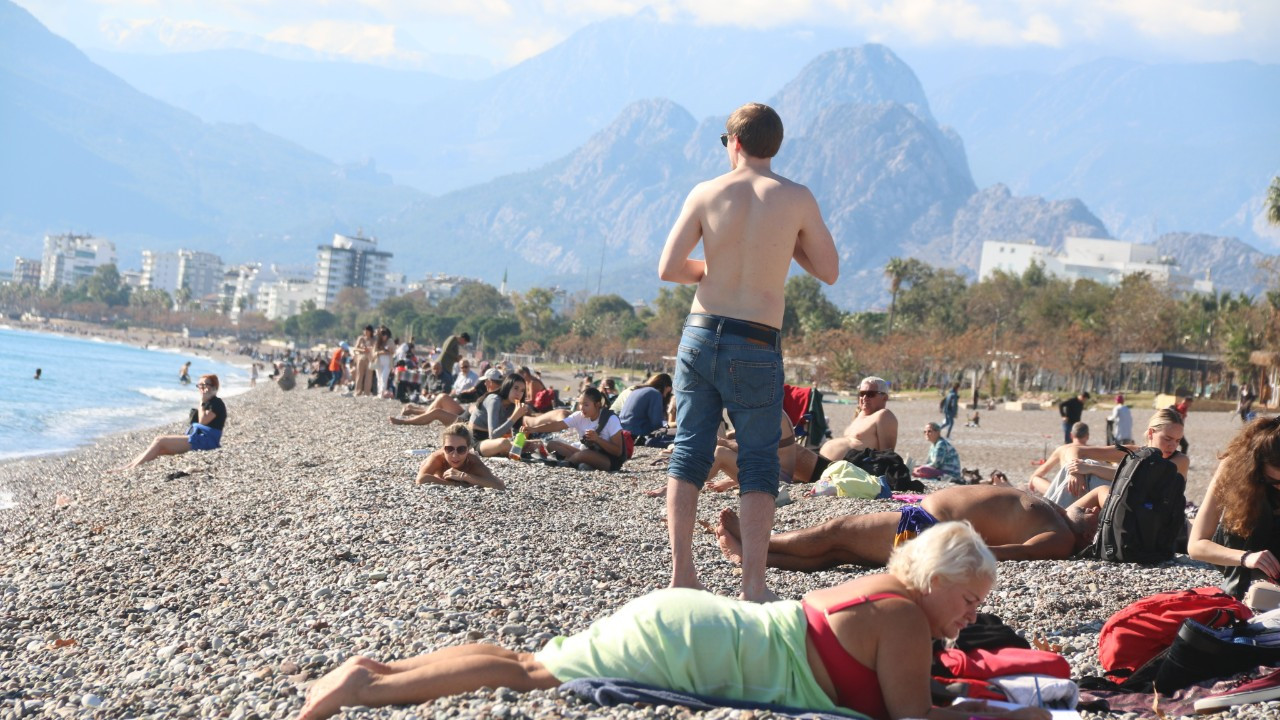 Termometrelerin 19 dereceyi gösterdiği Antalya'da Aralık ayında deniz keyfi