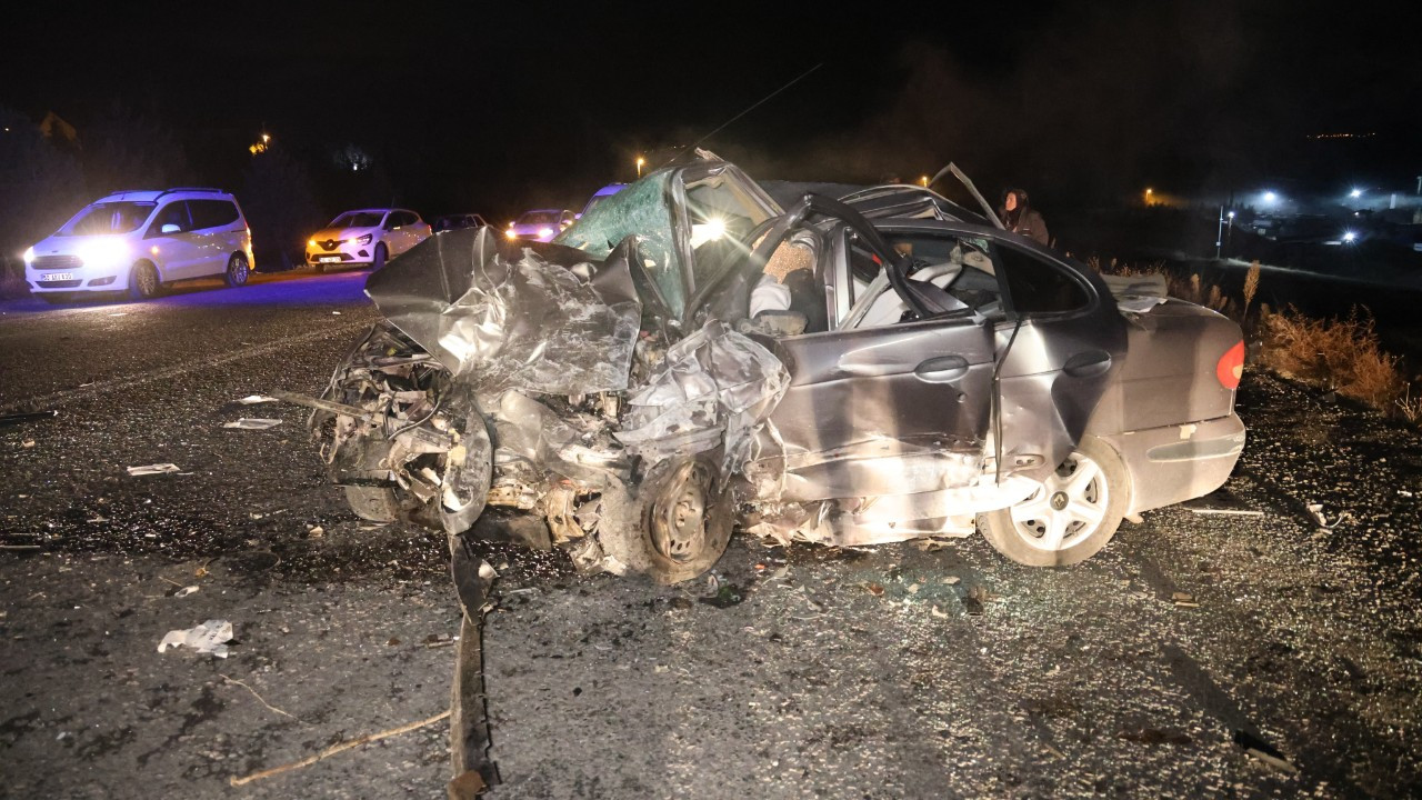 Nevşehir’de iki otomobil kafa kafaya çarpıştı:2 ölü, 3 ağır yaralı