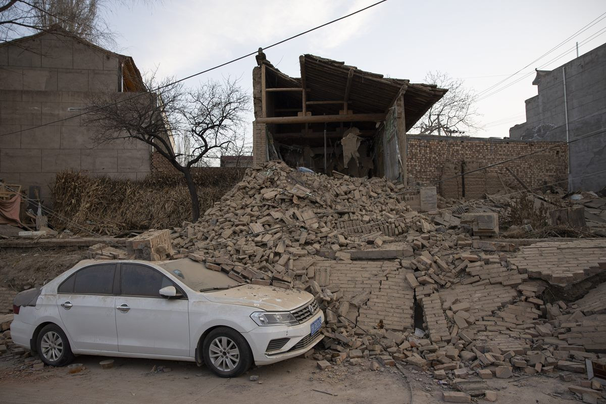 Çin'deki deprem felaketindeki can kaybı 135'e yükseldi - Sayfa 1
