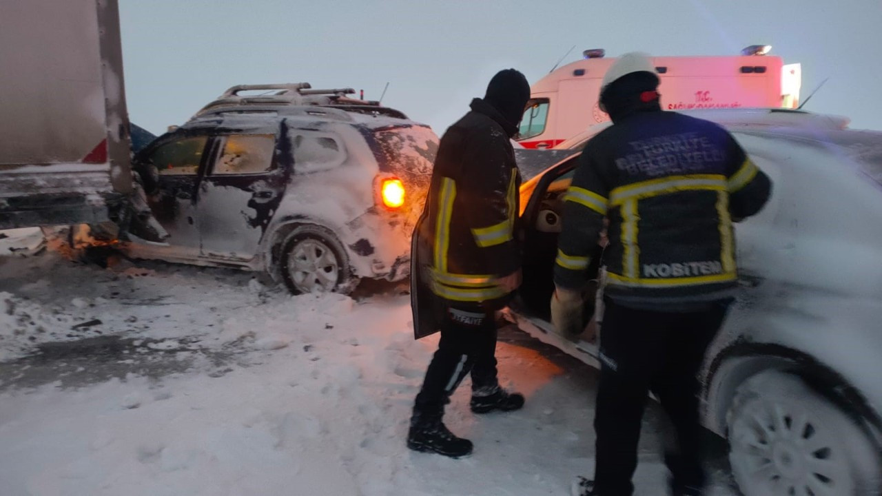 Kars’ta 7 araçlı zincirleme kaza: 5 yaralı