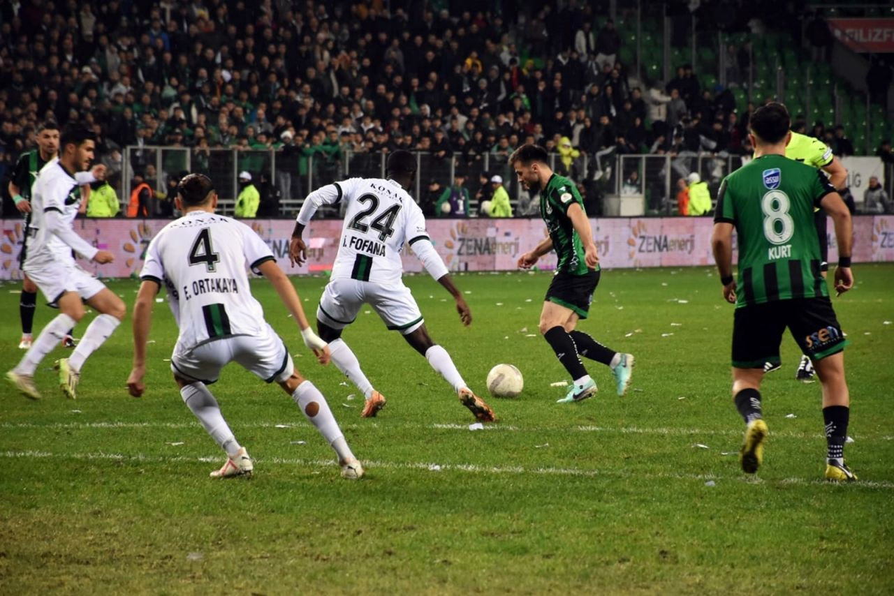 Sakaryaspor Kocelispor'u 13.kez mağlup etti, 3:1 - Sayfa 1