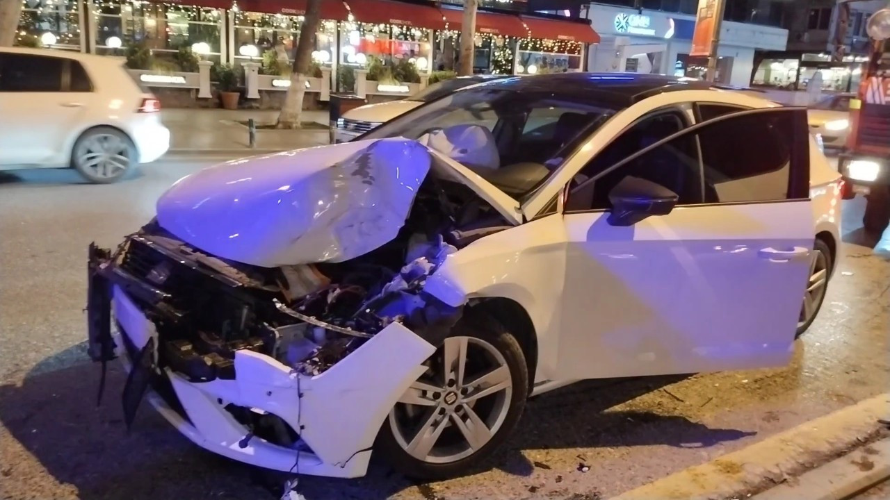 Kadıköy'de makas atarak ilerleyen otomobil kazaya neden oldu