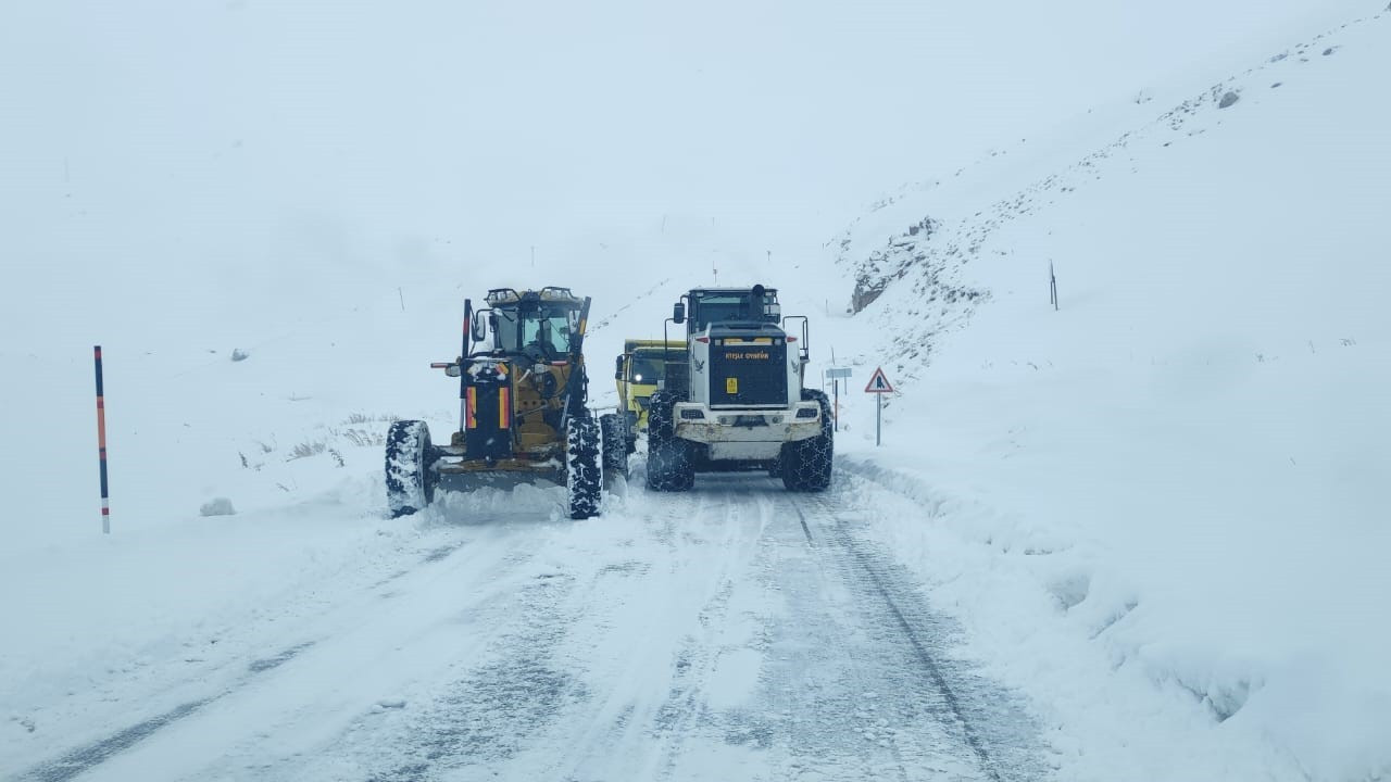 Hakkari ve ilçelerinde 32 köy ve 112 mezra yoğun kar yağışından dolayı kapandı