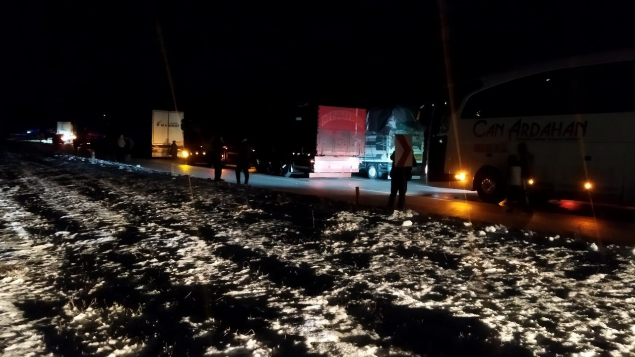 Buzlanma nedeniyle ulaşıma kapanan Erzurum - Erzincan kara yolu yeniden ulaşıma açıldı
