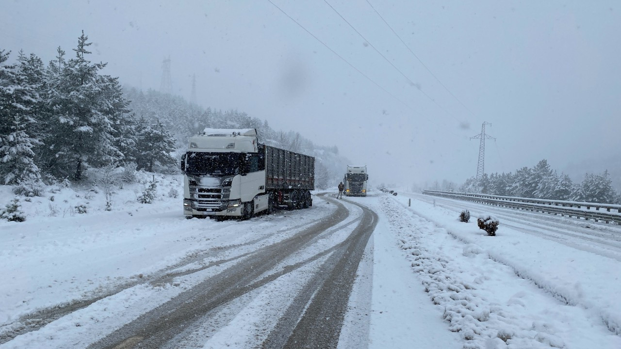 Kastamonu’da 430 köy yolu ulaşıma kapandı, ağır tonajlı araçlar yolda kaldı