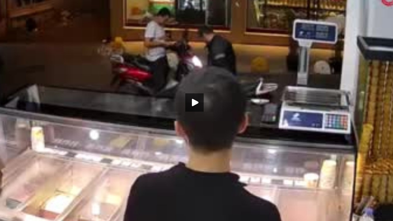 Manavda alışveriş yapan şahsa silahlı saldırı kamerada