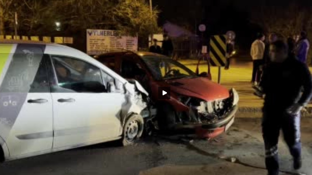 Sancaktepe'de iki araç kafa kafaya çarpıştı: 4 ağır yaralı