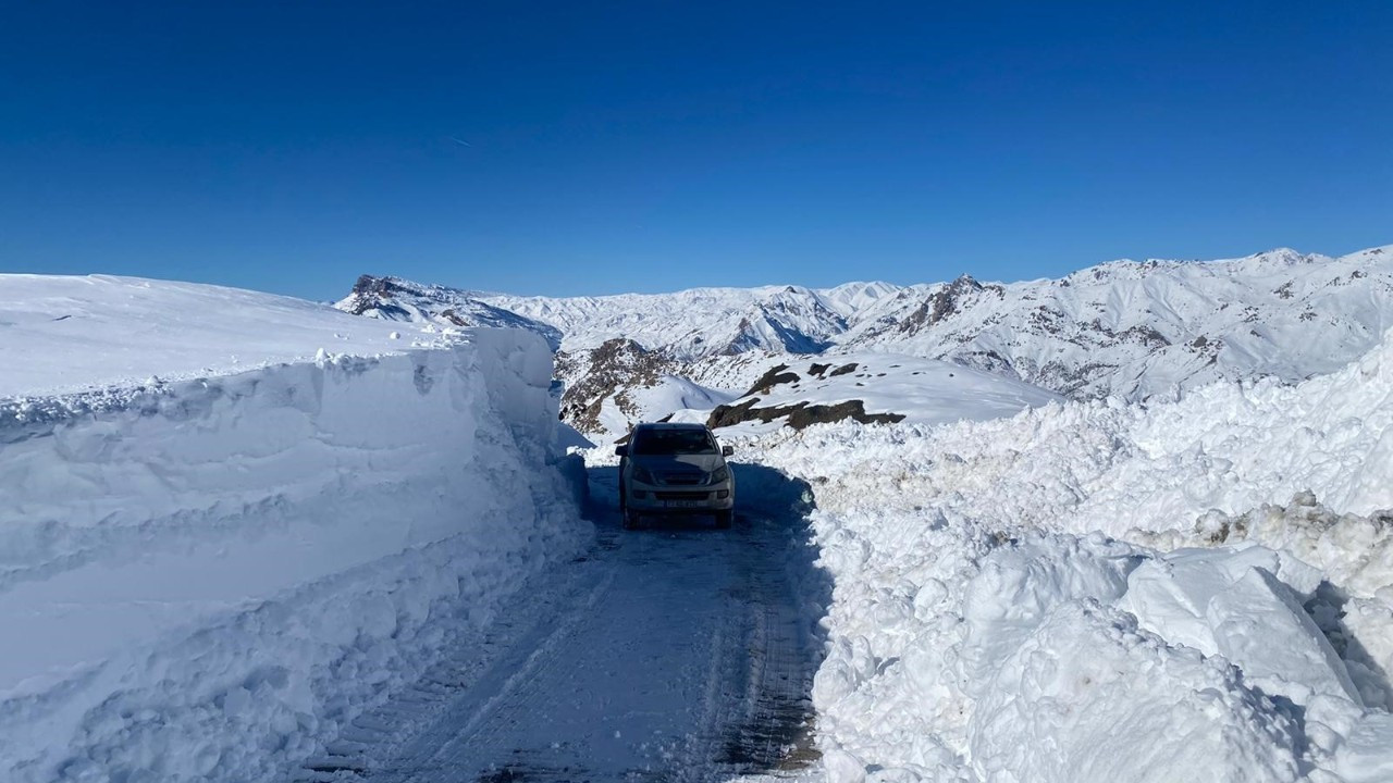 Şırnak'ta kar kalınlığı 2 metreyi aşınca dozer ve ekskavatör devreye girdi