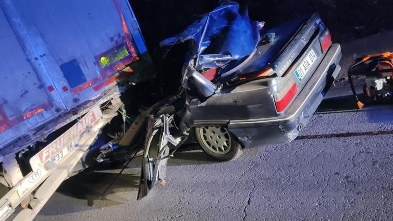 Mersin'de otomobil tıra arkadan çarptı: 2 ölü