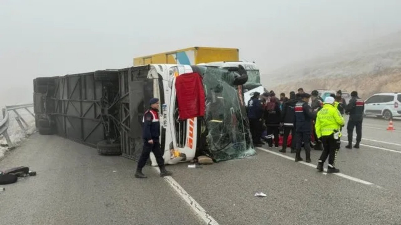 Malatya'da korkunç kaza! Yolcu otobüsü devrildi