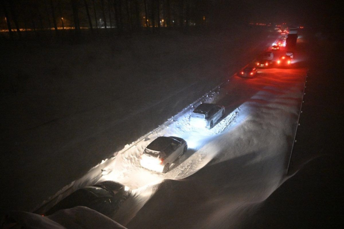 İsveç’te kar esareti: Bin araç yolda mahsur kaldı - Sayfa 4