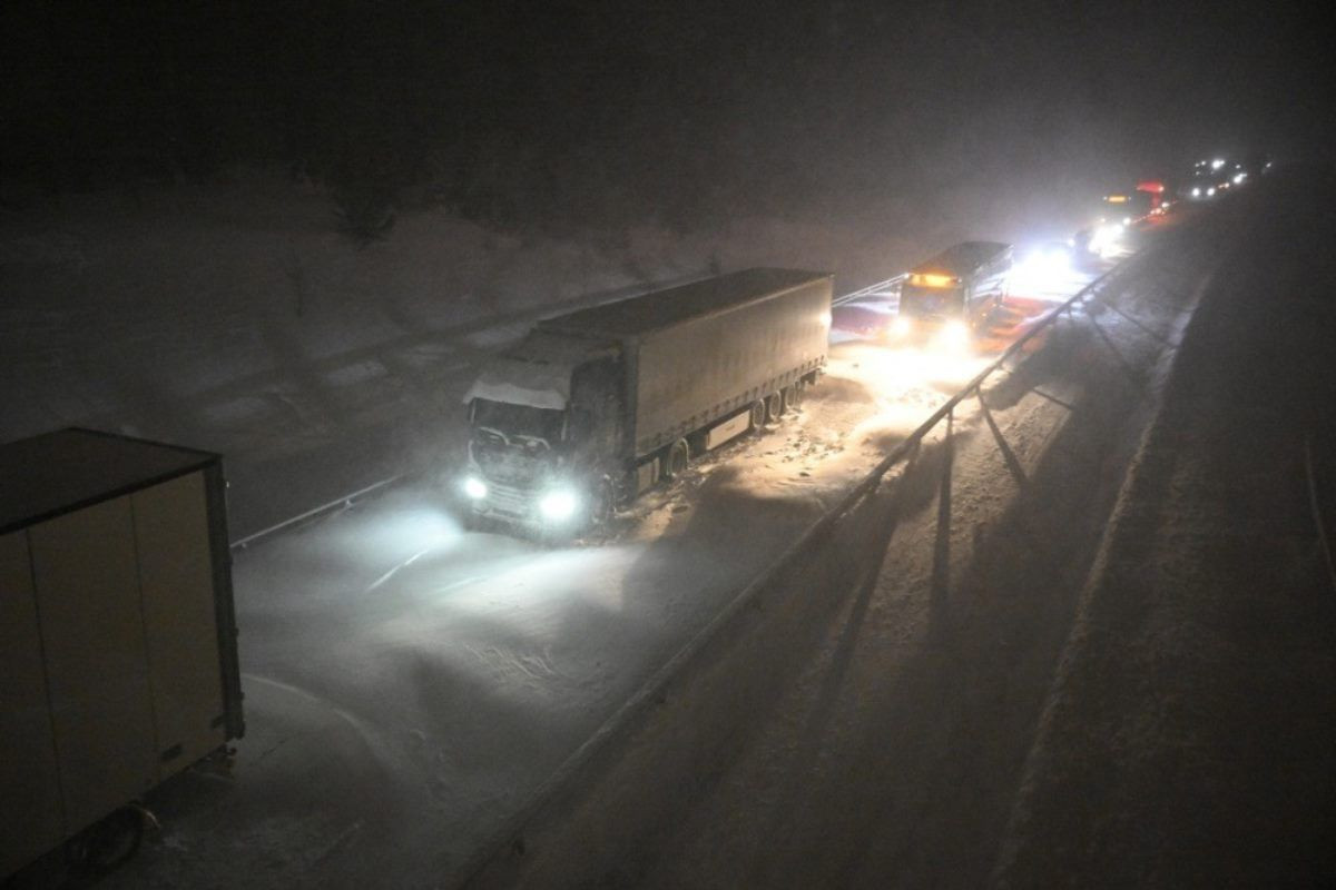 İsveç’te kar esareti: Bin araç yolda mahsur kaldı - Sayfa 1