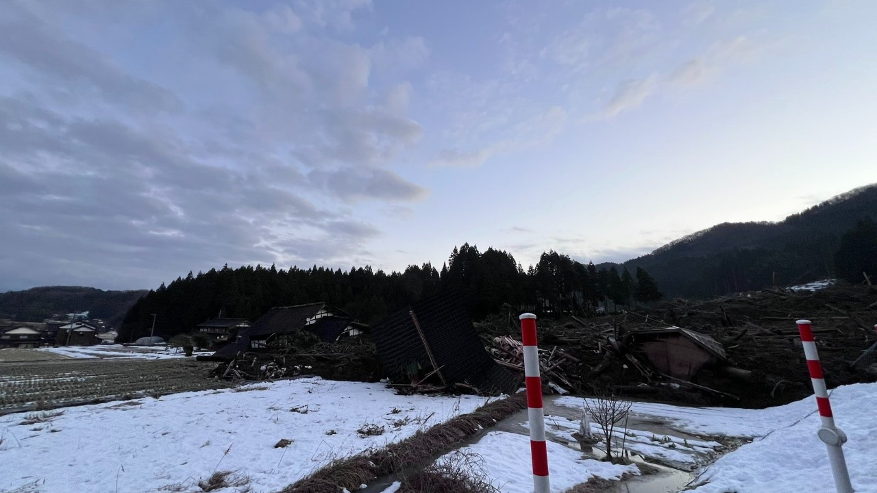 Japonya’daki 7.6’lık deprem sonrası meydana gelen toprak kayması görüntülendi