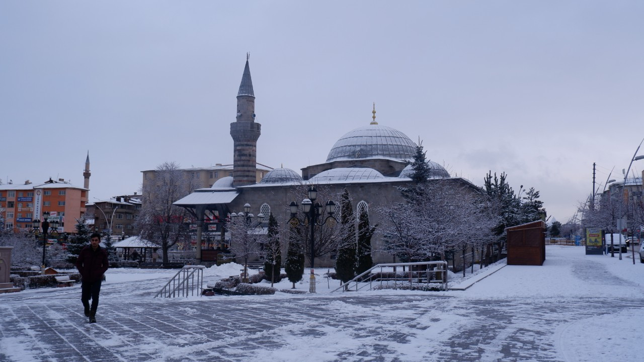 Erzurum'da kar yağışı şehri beyaza bürüdü