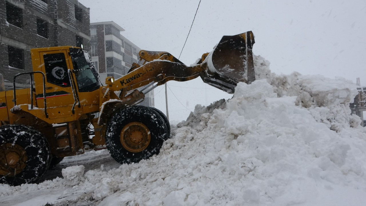 Bitlis’te yoğun kar yağışı nedeniyle 44 köy yolu ulaşıma kapandı