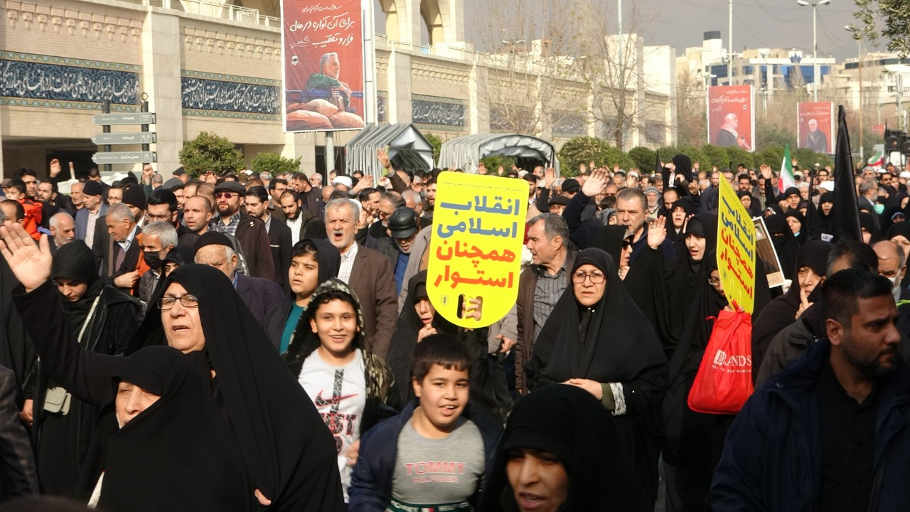 Binlerce İranlı Kirman'daki terör saldırısını protesto etti