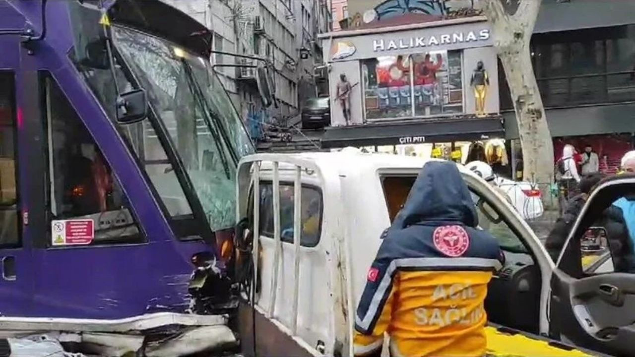 Karaköy'de tramvay kamyonete çarptı