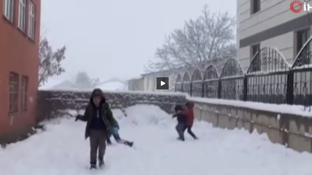 Karlıova’da kar vatandaşa çile, çocuklara eğlence oldu