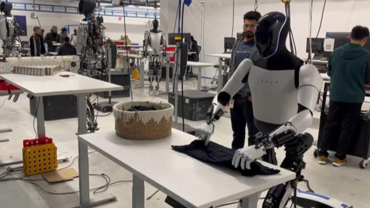 Elon Musk, şirketinin geliştirdiği insansı robotun tişört katladığı anları paylaştı