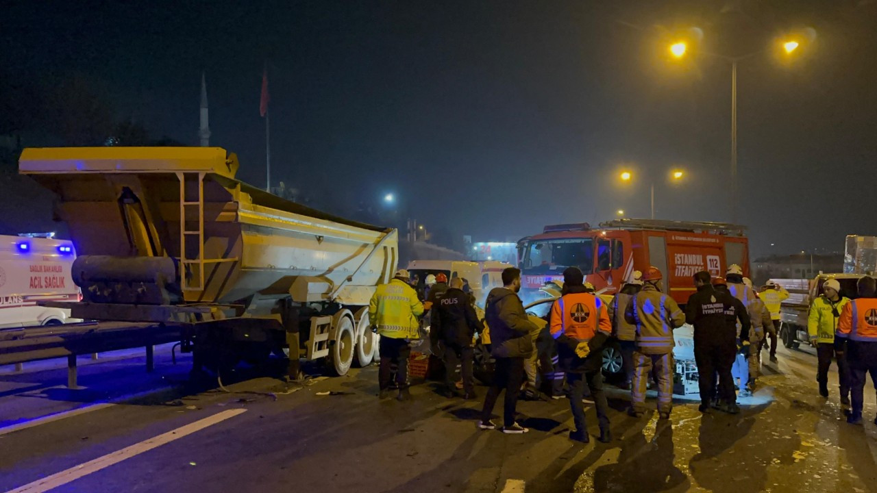 Sultangazi’de makas atan araç yol kenarındaki dampere çarptı: 1 ölü, 2 yaralı