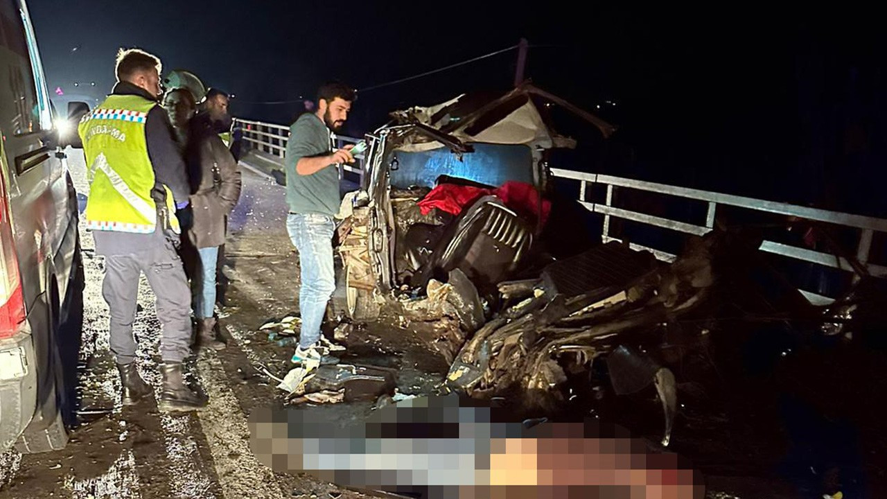 İzmir'deki kazada Tofaş marka otomobil ikiye bölündü: 2 ölü, 3 ağır yaralı
