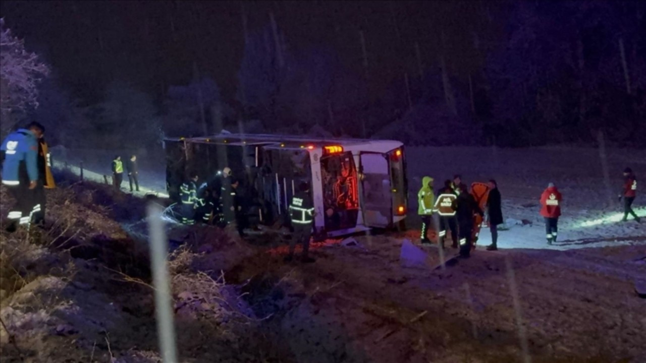 Kastamonu'da yolcu otobüsü devrildi: Ölü ver yaralılar var!