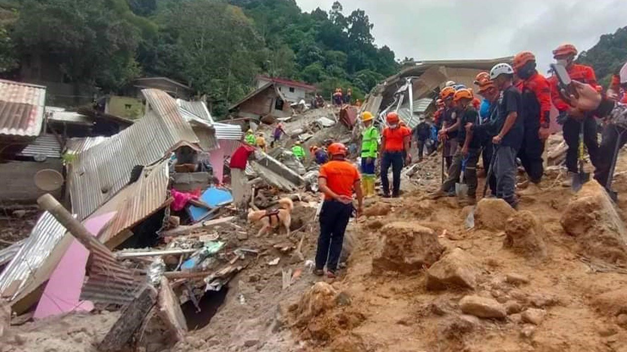 Filipinler'deki toprak kaymasında 10 kişi öldü, kayıp 49 kişiyi aranıyor