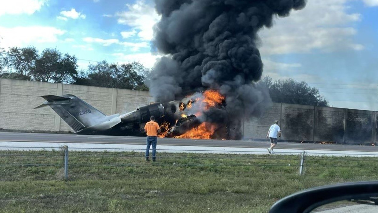 Florida’da otoyola inen küçük uçak araca çarpıp alev aldı: 2 ölü