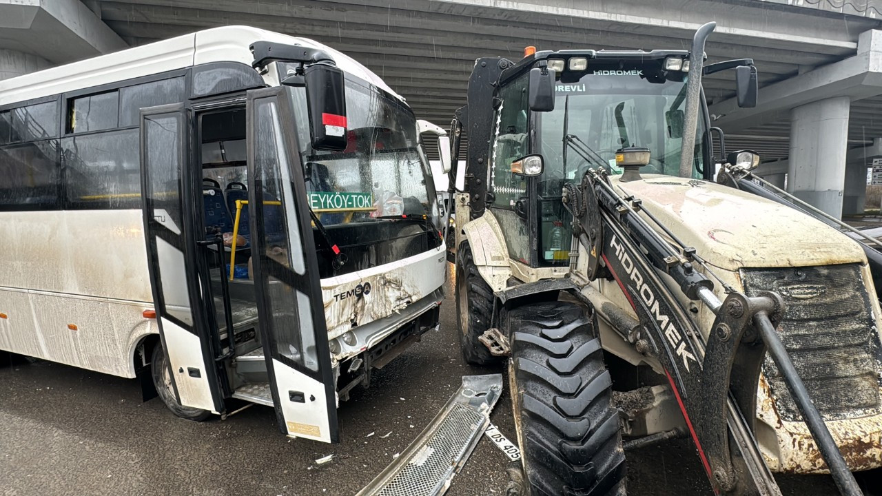 Düzce'de halk otobüsü iş makinesi ile çarpıştı: 8 yaralı