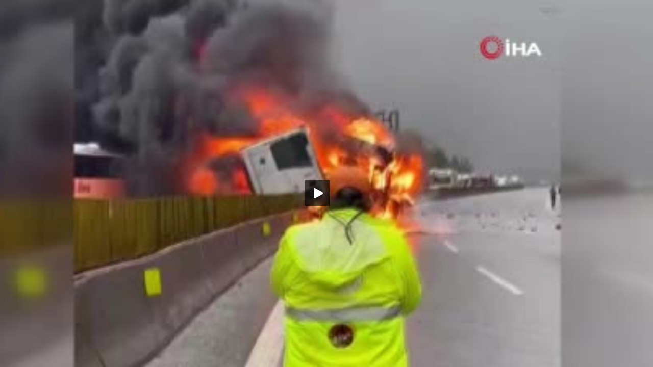 Adana’da otoyolda tır yandı, otobüsteki yolcular tahliye edildi