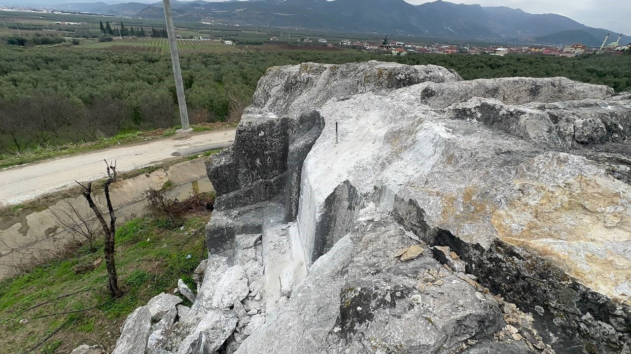 2000 yıllık kaya mezar asitle eritmeye çalıştılar