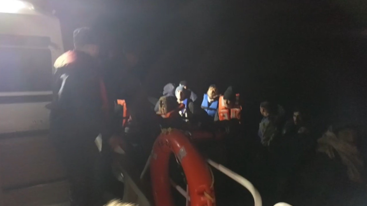Mobil radar tespit etti, 15'i çocuk 42 göçmen yakalandı