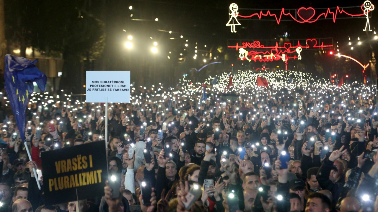 Arnavutluk’ta muhaliflerden hükümet binasına molotof kokteylli saldırı