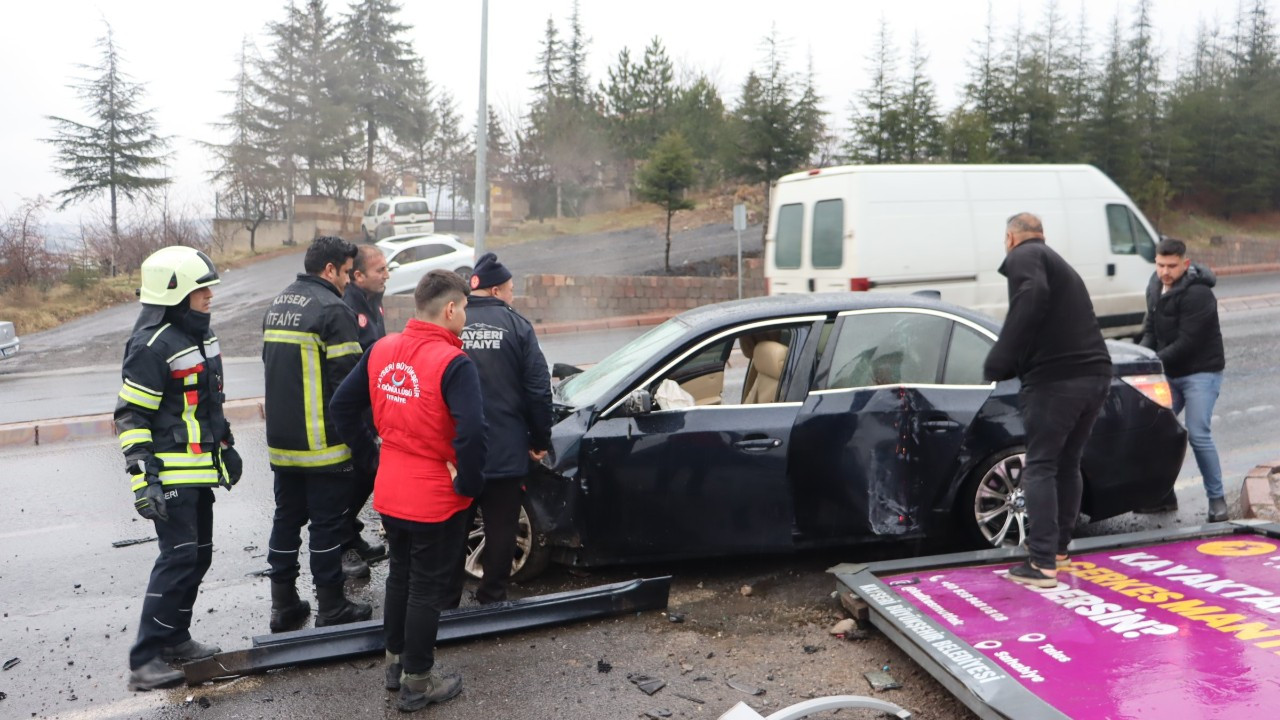 Otomobil istinat duvarına çarptı: 2'si ağır 4 yaralı