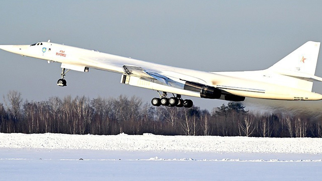 Putin'den Batı'ya gözdağı: Nükleer silah taşıyabilen "Tu-160M" ile uçtu